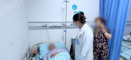 【案例纪实】运动神经元发病四年,四肢乏力,无法坐起,神经修复后可以坐起,小走几步