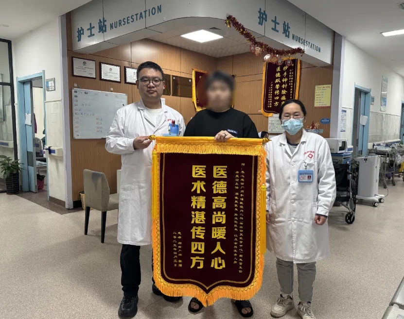 【华康荣誉】“医” 路有真情｜臂丛神经损伤 25 年，他捧锦旗致谢：神经修复赋予右手生命光芒|广州神经受损怎样治疗