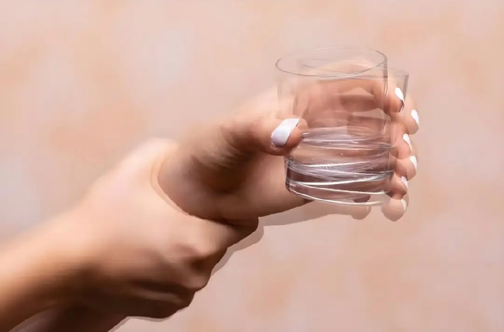 手抖不必过度恐慌：一杯水帮你区分三类常见手抖